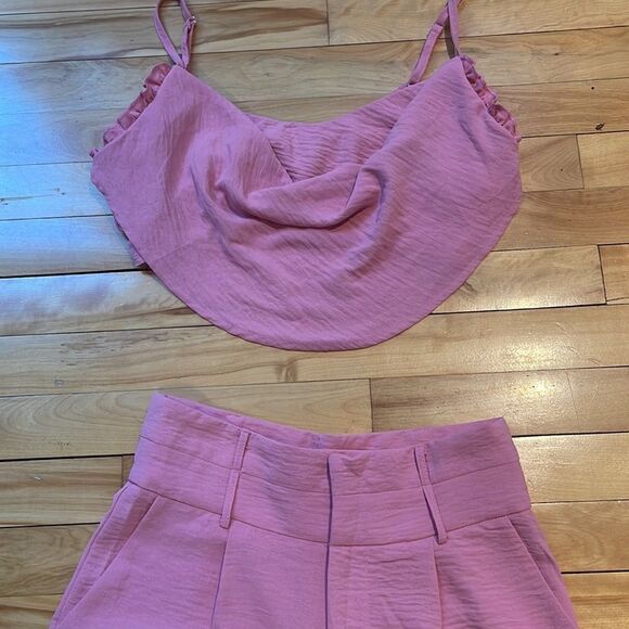 Glamaker pink 2-piece “jumpsuit”. Wide leg high split pants. Draped ruffle top. - Picture 2 of 9